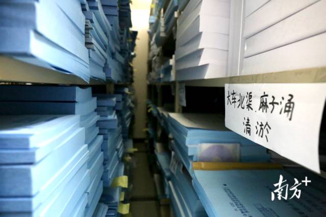 走进民生大厦8楼，一个20余平方米的市水务局治水专班档案室，小小的空间挤满了13个顶天立地的滚动式档案柜。 南方+ 曾艳春 拍摄