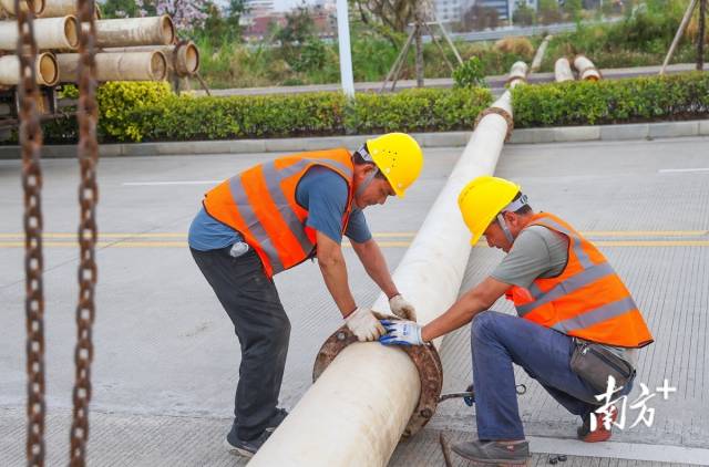 岐江河美丽河湖项目板芙段,工人正在进行绞吸式清淤船接管作业。 岐江河美丽河湖项目板芙段,工人正在进行绞吸式清淤船接管作业。