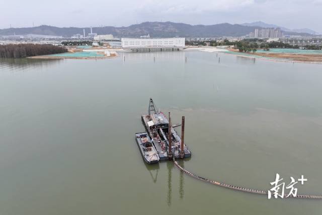 磨刀门水道西河泵站，绞吸式清淤船正加紧作业。
